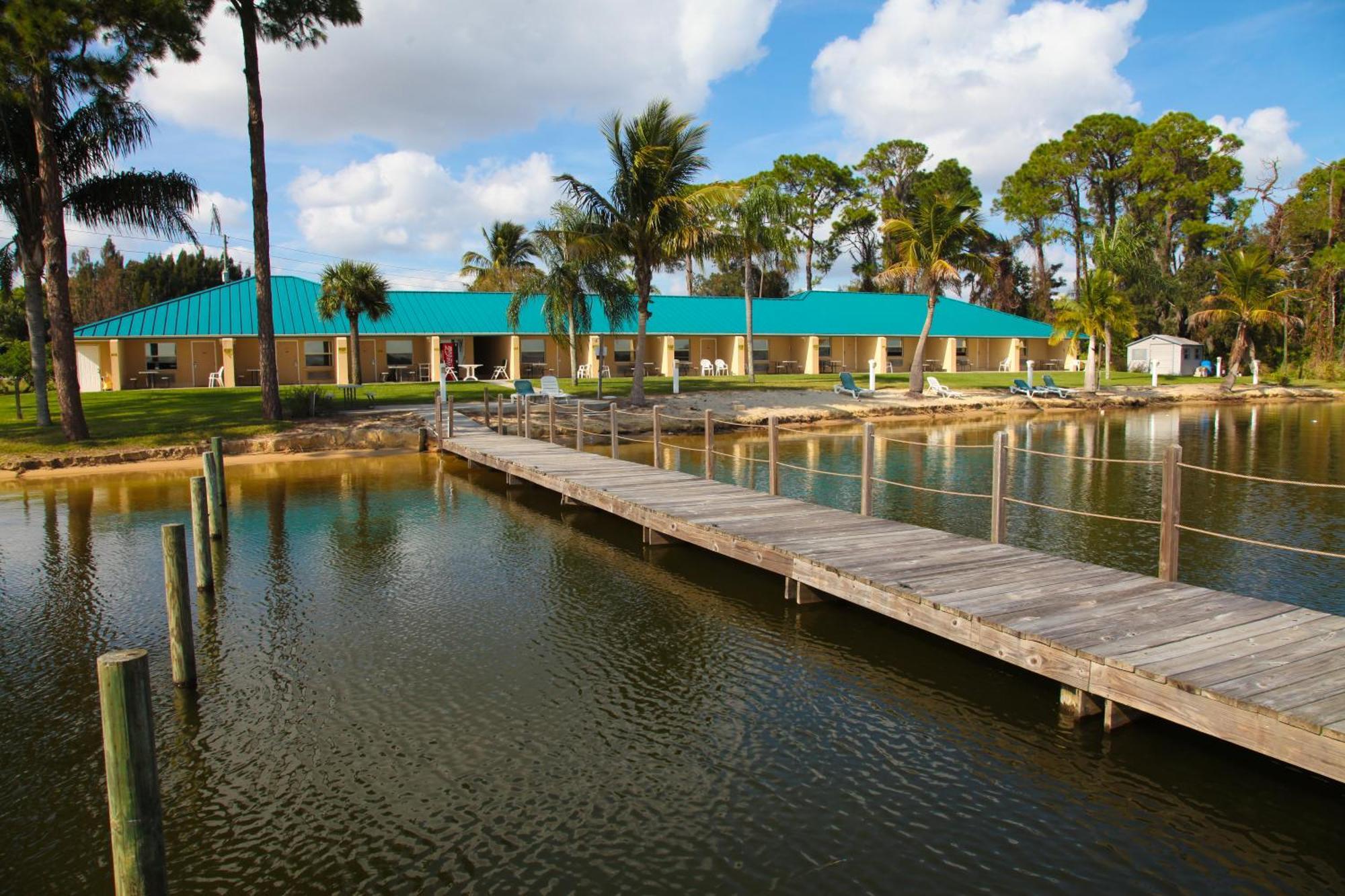 Lake Grassy Inn & Suites Lake Placid Exterior photo