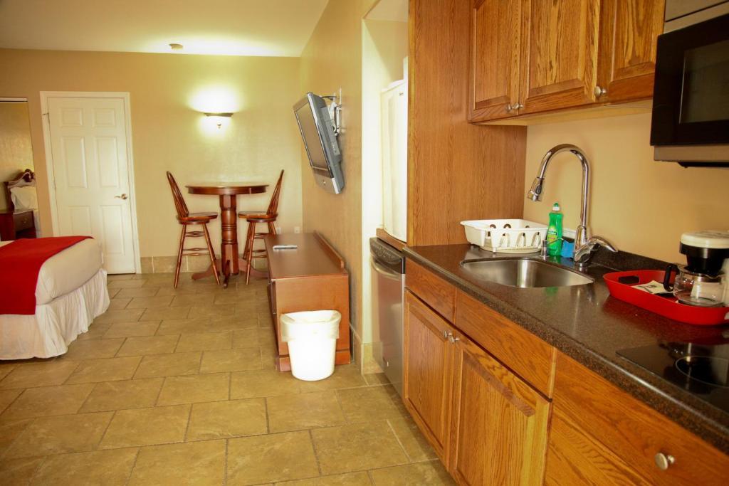 Lake Grassy Inn & Suites Lake Placid Room photo